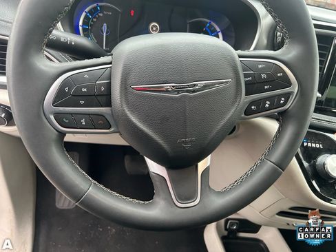 Used 2023 Chrysler Pacifica Touring-L FWD image 8