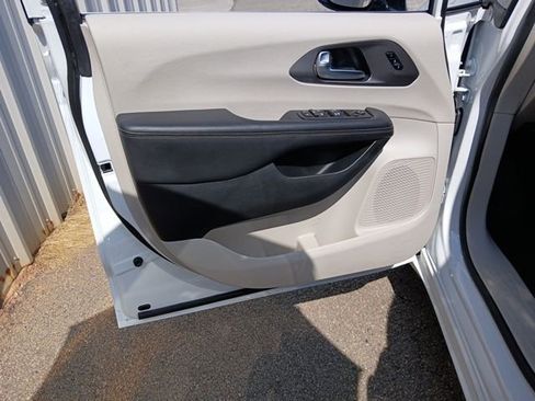 Used 2024 Chrysler Pacifica Touring-L FWD image 43