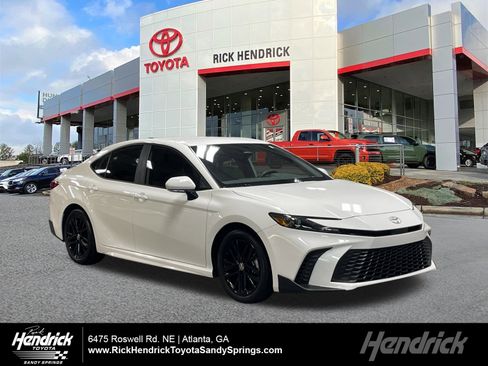 Certified 2025 Toyota Camry SE image 1