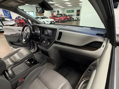 Used 2018 Toyota Sienna XLE Premium AWD/4WD image 24