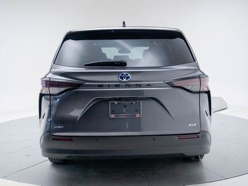 Used 2025 Toyota Sienna XLE image 4