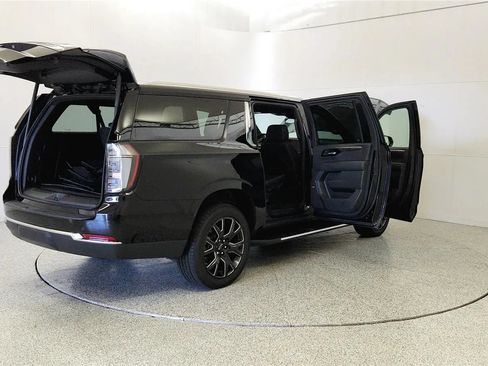 Used 2025 Chevrolet Suburban LT w/ Comfort Package AWD/4WD image 12