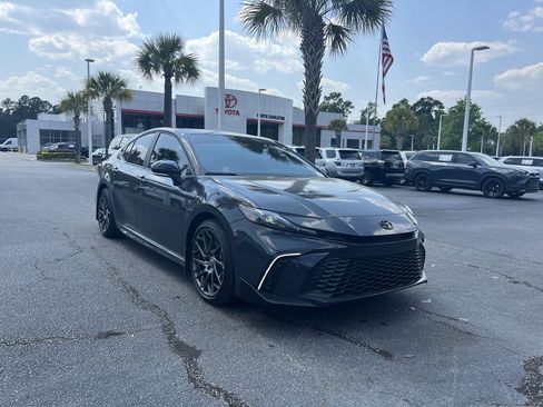 Used 2025 Toyota Camry SE w/ Convenience Package FWD image 2
