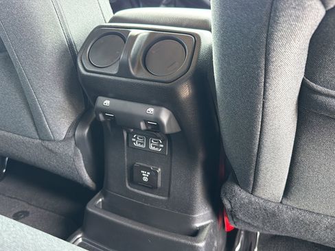 Used 2025 Jeep Wrangler Unlimited Sahara AWD/4WD image 27