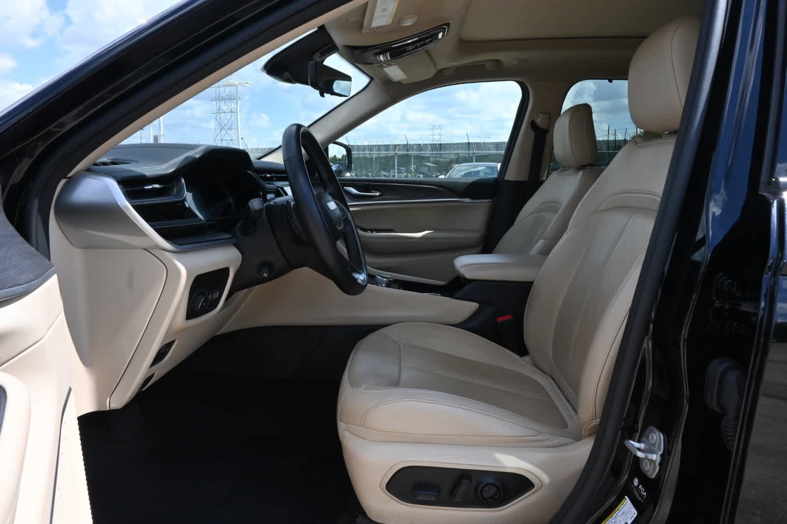 Used 2022 Jeep Grand Cherokee Limited w/ Luxury Tech Group II RWD image 17
