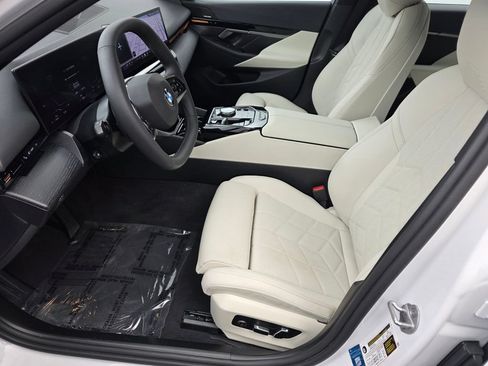 Used 2024 BMW 530i w/ Convenience Package RWD image 9
