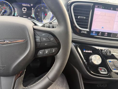 Used 2025 Chrysler Pacifica Limited FWD image 6