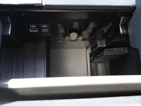 Used 2025 Toyota Tundra Limited AWD/4WD image 40