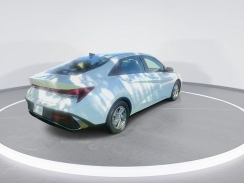 Used 2026 Hyundai Elantra SE FWD image 8