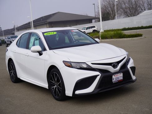 Used 2024 Toyota Camry SE image 1