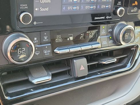 Used 2022 Toyota Highlander LE image 33