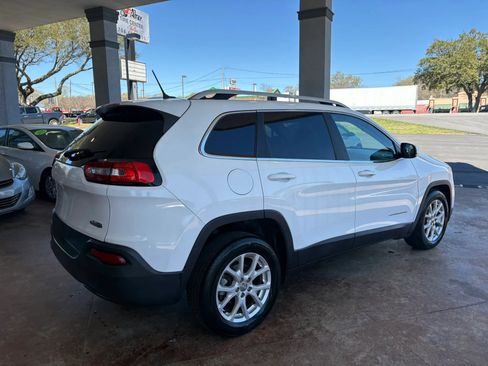 Used 2017 Jeep Cherokee Latitude w/ Safety/Convenience Group FWD image 6