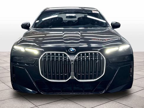 Used 2023 BMW i7 xDrive60 AWD/4WD image 3