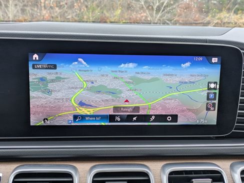 Used 2021 Mercedes-Benz GLS 580 4MATIC image 11