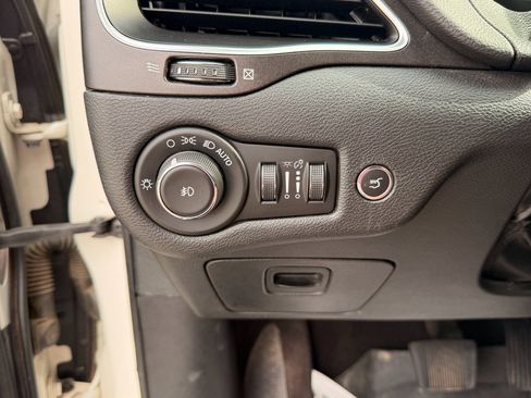 Used 2019 Jeep Cherokee Trailhawk AWD/4WD image 24