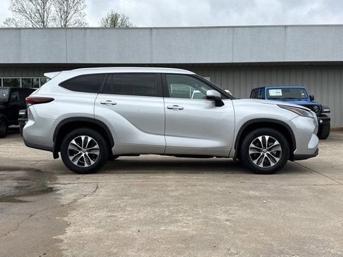 Used 2024 Toyota Highlander XLE AWD/4WD image 2