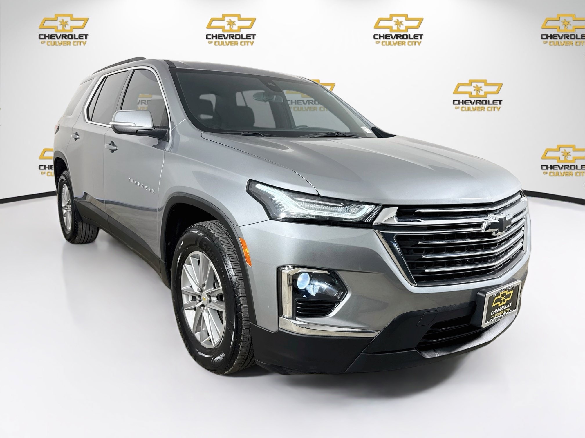 Used 2023 Chevrolet Traverse LT FWD image 1