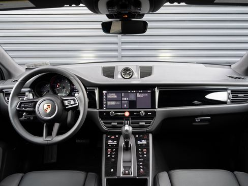 Used 2025 Porsche Macan image 19