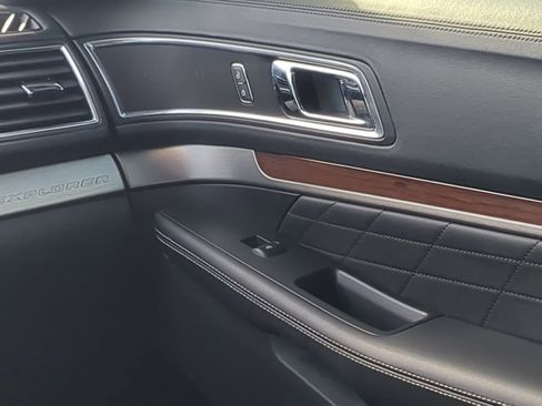 Used 2019 Ford Explorer Platinum image 23