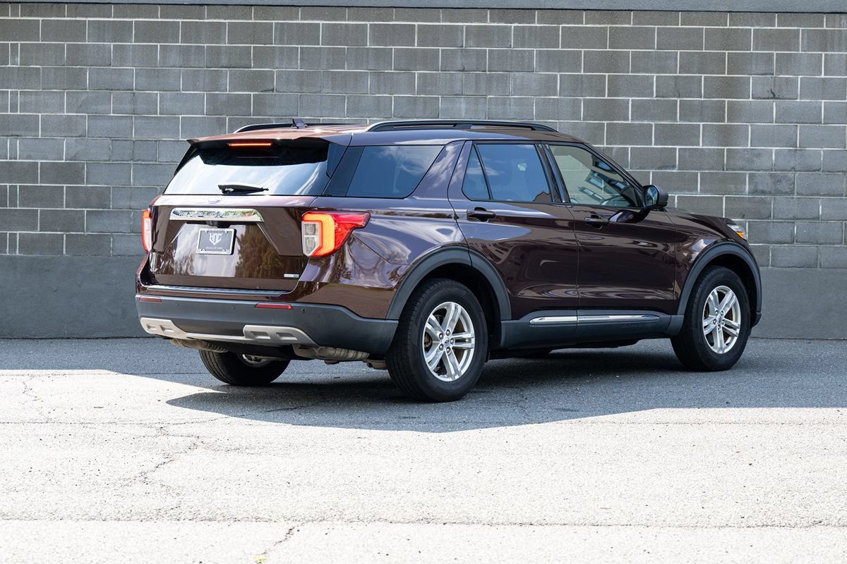 Used 2020 Ford Explorer XLT w/ Equipment Group 202A AWD/4WD image 3