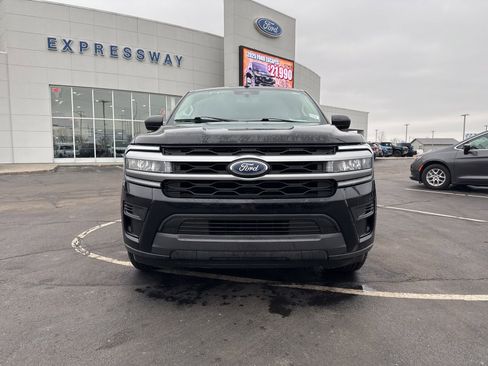 Used 2023 Ford Expedition Max XLT image 3