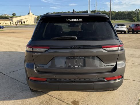 Used 2023 Jeep Grand Cherokee Limited w/ Black Appearance Package AWD/4WD image 6