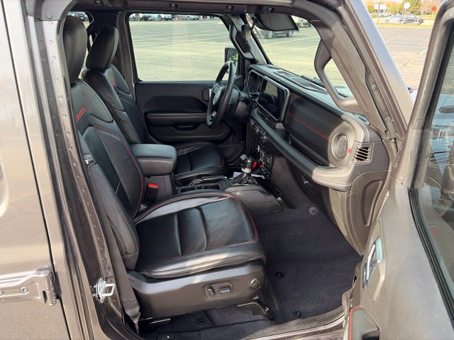 Used 2025 Jeep Gladiator Rubicon w/ Convenience Group AWD/4WD image 17