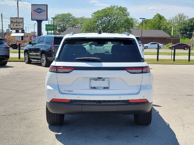 Used 2023 Jeep Grand Cherokee Altitude RWD image 5