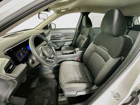 Used 2025 Nissan Kicks SV AWD/4WD image 13