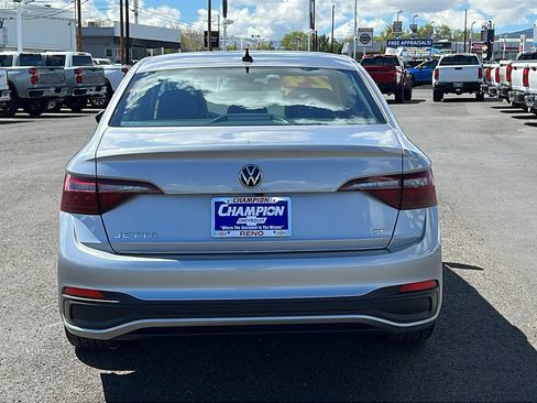 Used 2024 Volkswagen Jetta SE FWD image 6