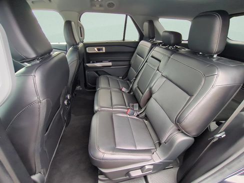 Used 2022 Ford Explorer Limited w/ Equipment Group 301A AWD/4WD image 10