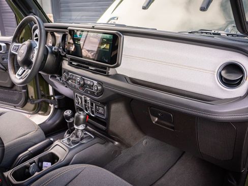 Used 2024 Jeep Wrangler Sahara image 29