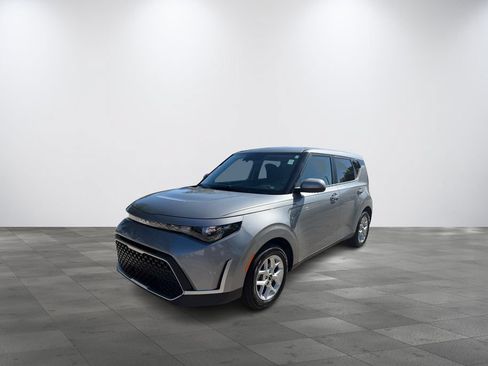 Used 2024 Kia Soul LX w/ Option Group 015 FWD image 3