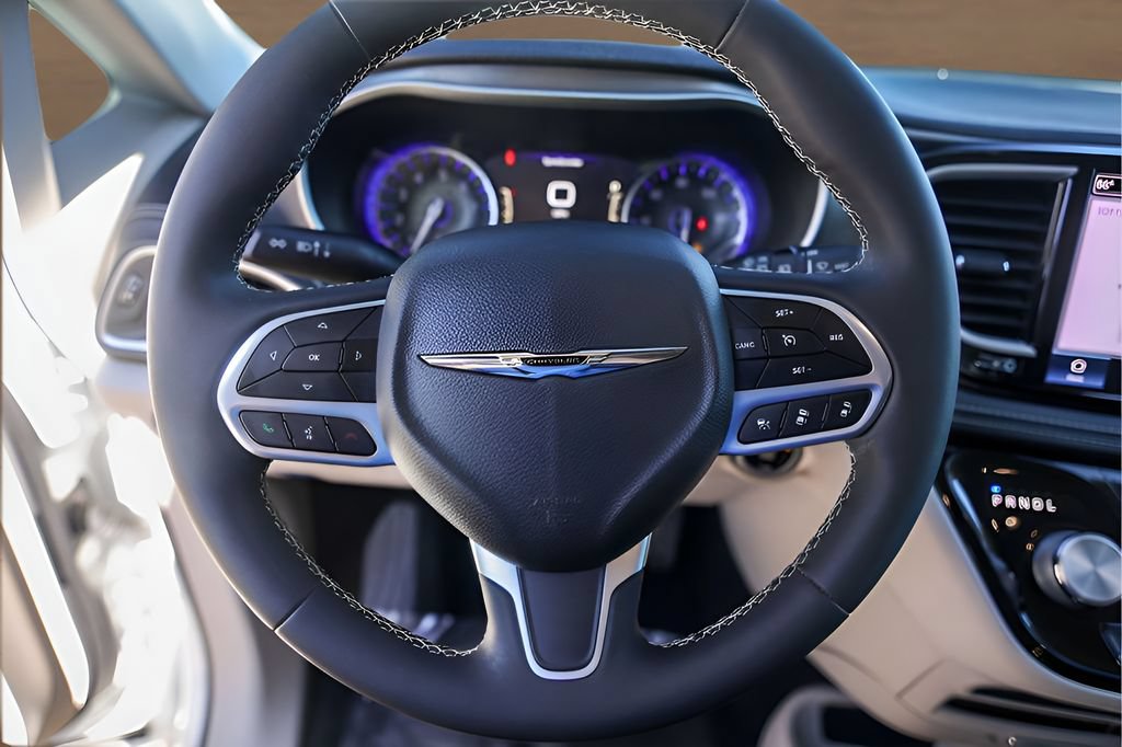 Used 2022 Chrysler Pacifica Touring-L AWD/4WD image 15