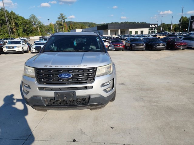 Used 2017 Ford Explorer XLT w/ Equipment Group 202A FWD image 4