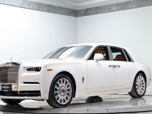 Used 2022 Rolls-Royce Phantom Sedan w/ The Phantom Package RWD image 3