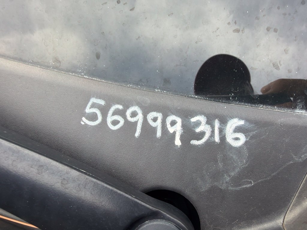 Used 2025 Kia Carnival FWD image 2