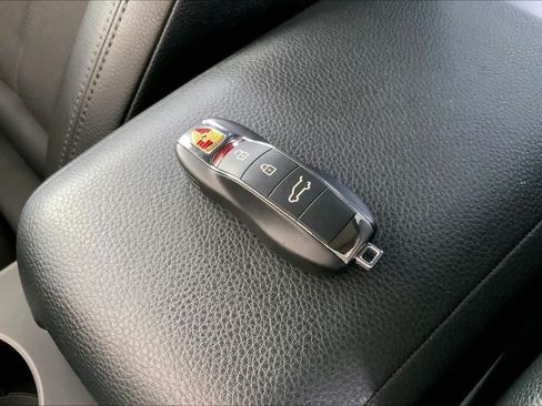 Used 2022 Porsche Macan AWD/4WD image 15