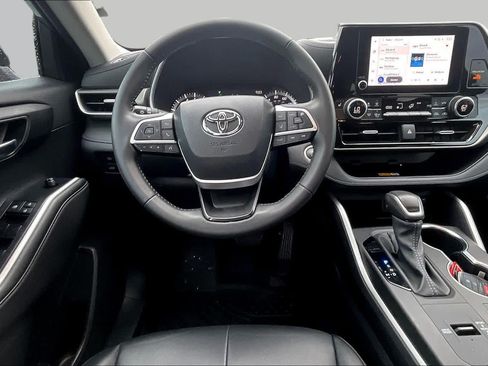 Used 2024 Toyota Highlander XLE FWD image 6