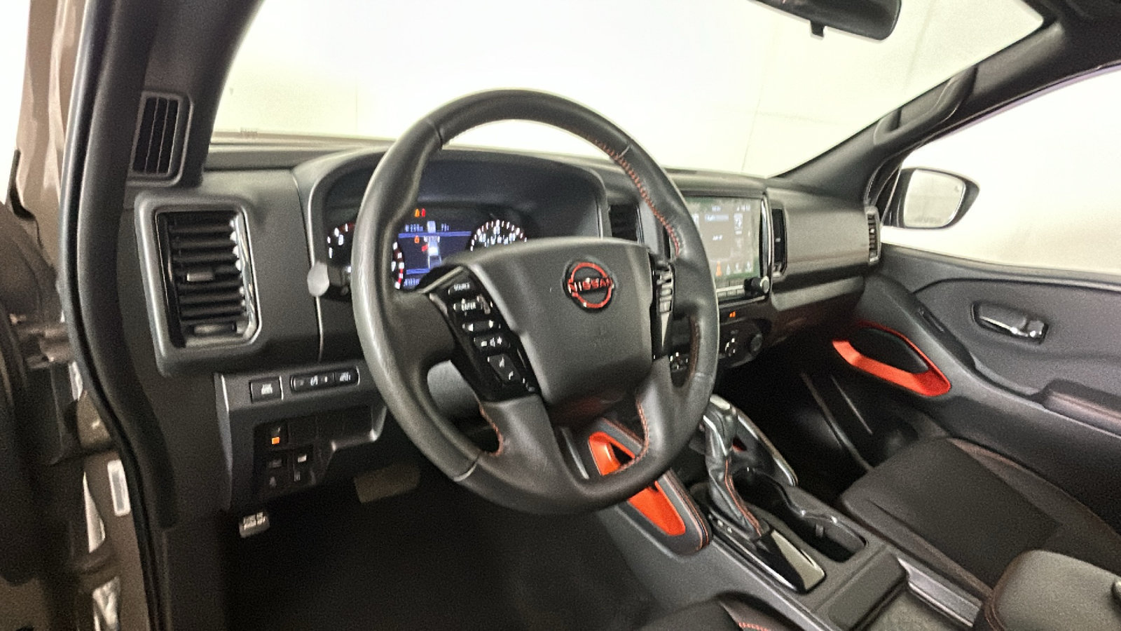 Used 2023 Nissan Frontier PRO-4X w/ Technology Package AWD/4WD image 17