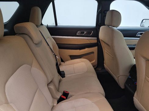 Used 2017 Ford Explorer XLT image 19