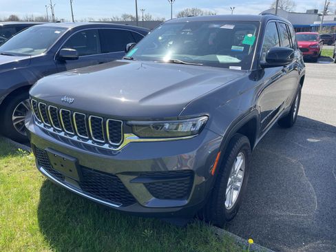 Used 2023 Jeep Grand Cherokee Laredo image 3