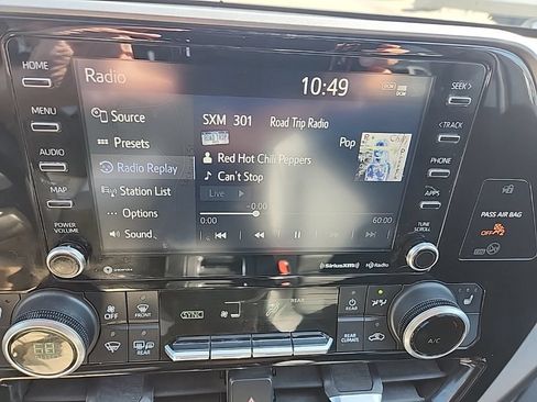Used 2022 Toyota Highlander XLE AWD/4WD image 22