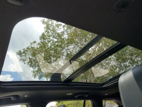 Used 2022 Jeep Grand Cherokee Overland w/ Advanced Protech Group III image 21