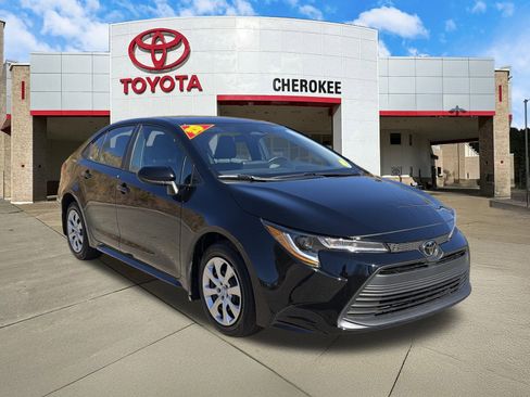 Used 2025 Toyota Corolla LE image 3