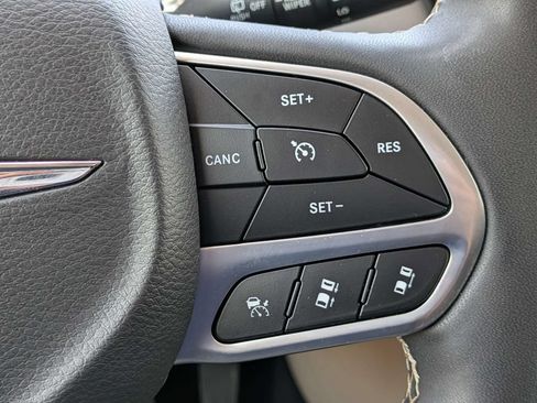 Used 2024 Chrysler Pacifica Touring-L FWD image 28