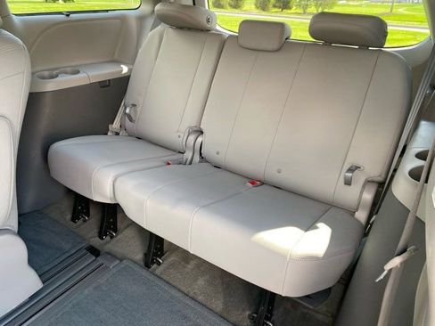 Used 2017 Toyota Sienna XLE image 22