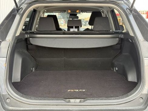 Used 2019 Toyota RAV4 LE w/ Carpet Mat Package image 31