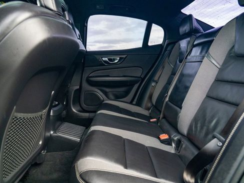 Used 2019 Volvo S60 T8 R-Design image 15