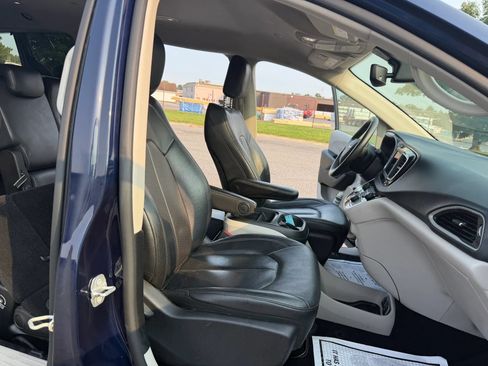 Used 2020 Chrysler Pacifica Touring-L FWD image 10
